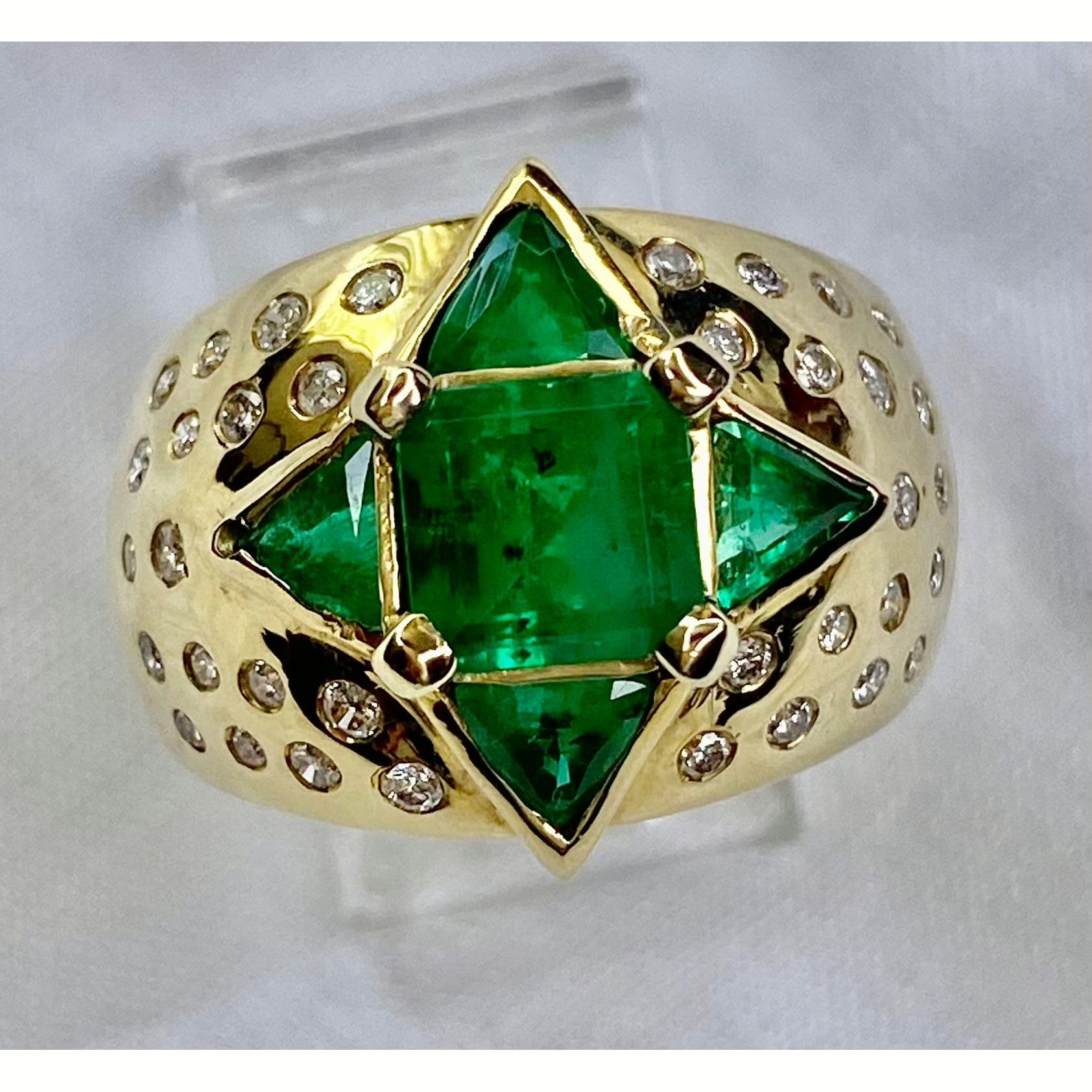 FJL Jewelry Emerald Ring Stunning Emerald Star Shape Ring, 14K Gold, Colombian Emerald Gemstones & Diamonds