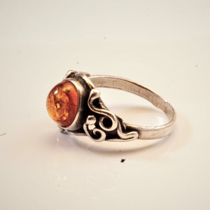FJL Jewelry Sterling Silver Ring Round Amber Ring in Sterling Silver, Natural Baltic Amber Cabochon-shaped, Friendship Ring